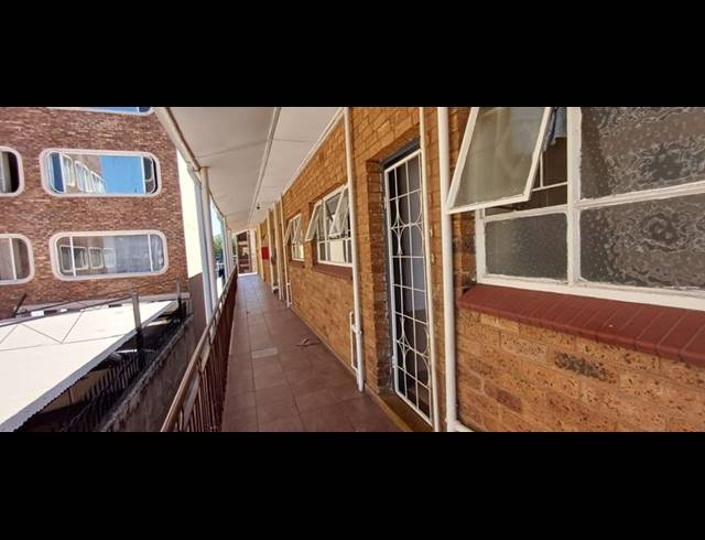 2 BEDROOM APARTMENT FOR SALE IN KEMPTON PARK